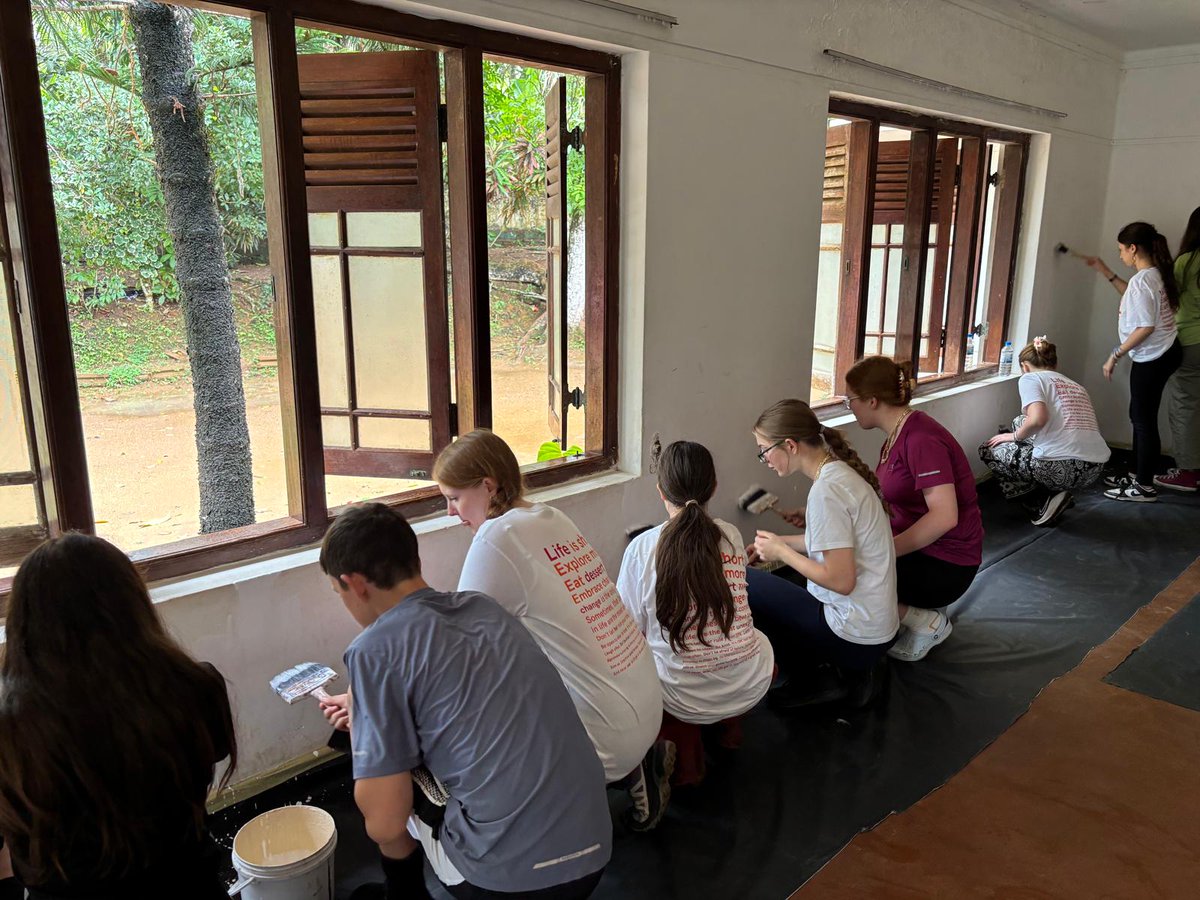 BlaiseOutdoor's tweet image. Yesterday we had our first day of volunteering, working at a nursery in Boossa. We entertained the children and then helped to paint their school.