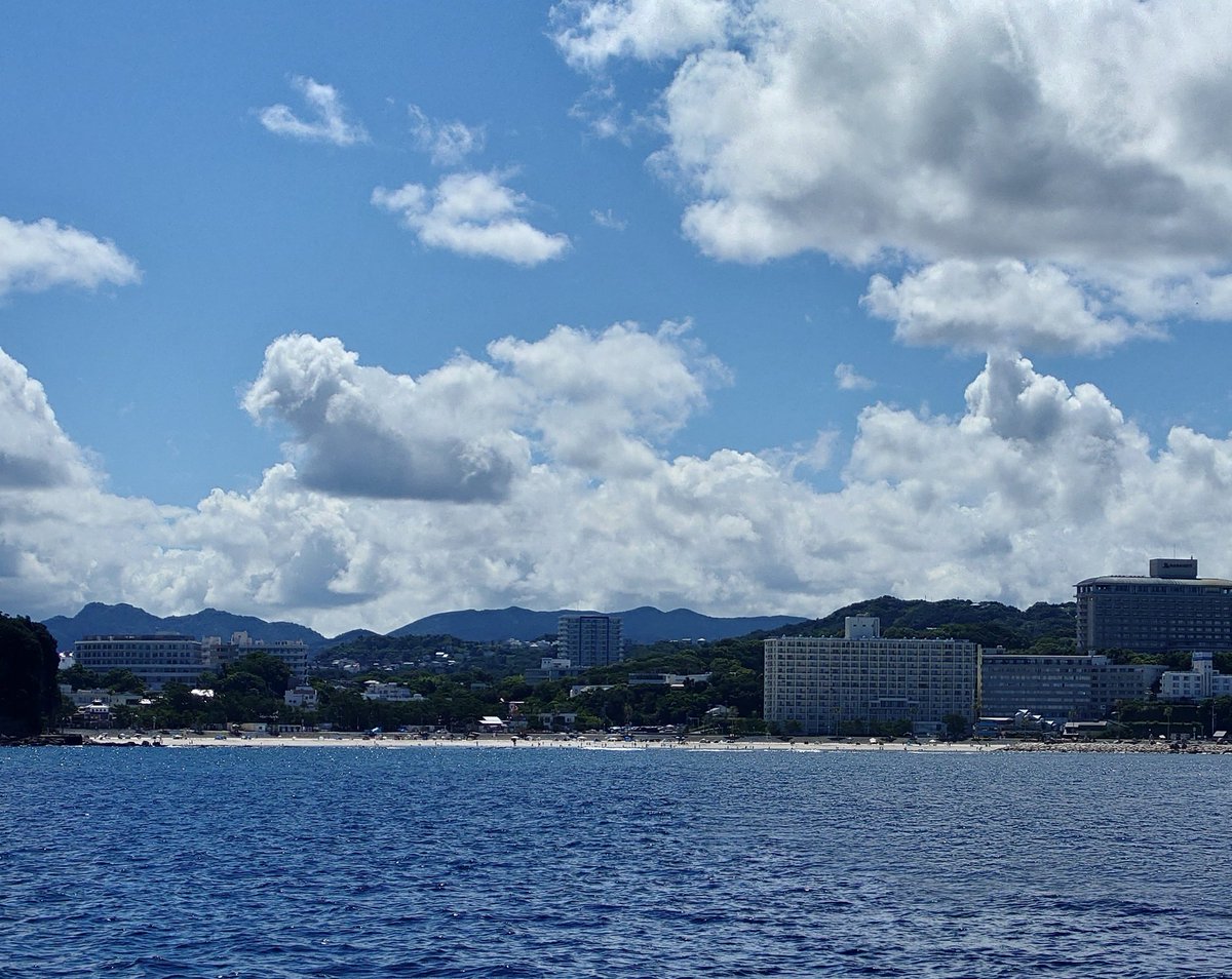 YanagidaGoh's tweet photo. 白浜の海は台風の影響でウネリが1.2mくらい
散骨も滞りなく完了
#海から見える景色 #白浜 #白良浜 #円月���
#散骨 #海散華 #レイセキ #遺骨処理 #遺骨人造宝石 #遺骨加工 https://t.co/juBLliUEE0