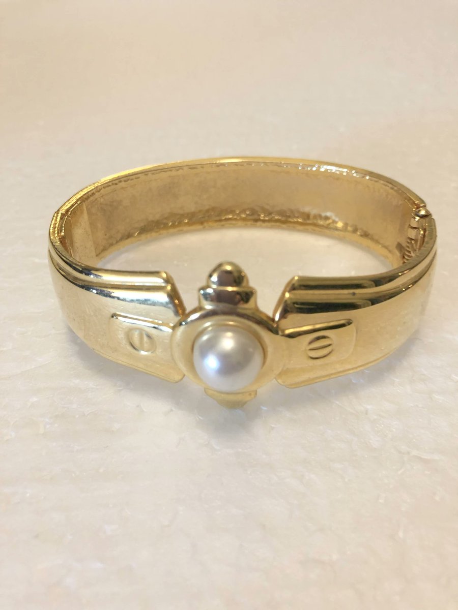 HahnMade's tweet image. Teen Bracelet Hinge Clip Bracelet Vintage Bracelet Gold and Pearl Bracelet Teen Girl Bracelet Gift for Her etsy.me/452x9BI via @Etsy