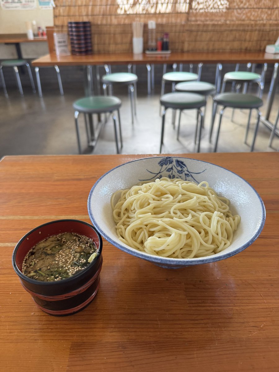 おはようございます！

暑い時は
つけ麺！

ひやちゅう！とご注文してください！
少しほぐして冷やしてお出しします(^^)

あとはつけ麺でもぶっかけでも冷かけでも
お好きなようにアレンジしてください！

お酢やラー油など味変も👍

本日もご来店お待ちしてます！
よろしくお願い島す！😆