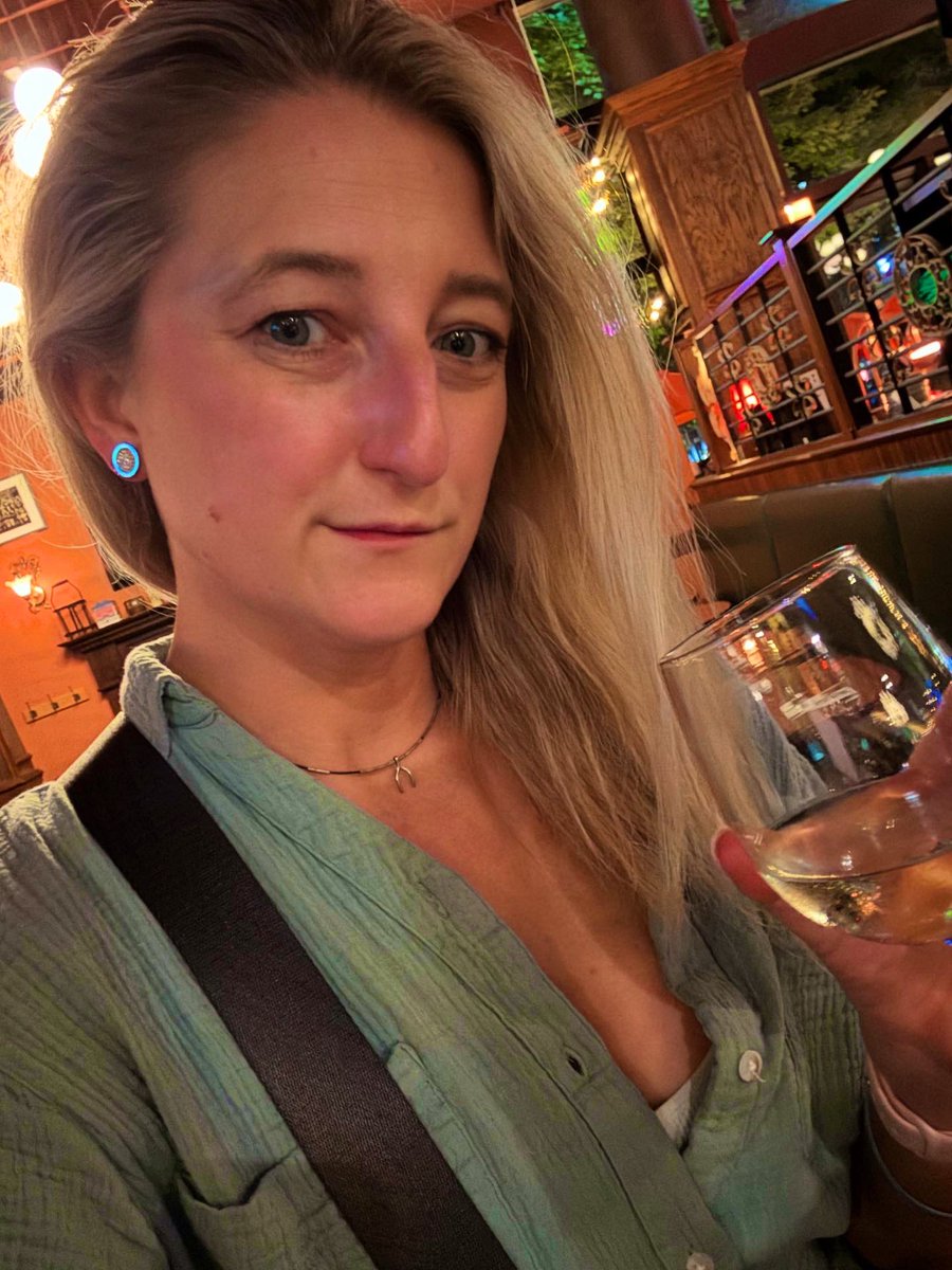 Great couple days in my favorite city 🏙️ 
Who wants to come with me next time?

#travel #chicago #mykindoftown #riverwalk #croptops #blonde #winenights