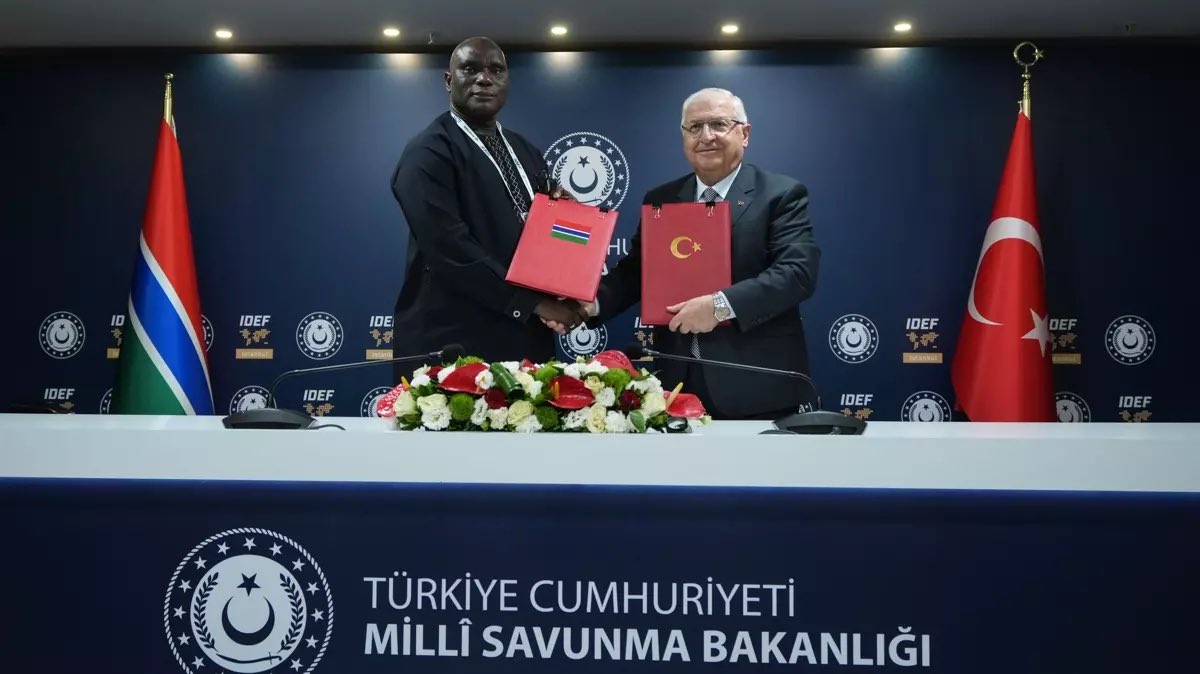 VOME_TR's tweet image. Türkiye'nin Afrika açılımı sürüyor. Türkiye ile Gambiya arasında askeri ve mali işbirliği protokolü imzalandı. Törene hükümet ve bakanlık adına Milli Savunma Bakanı Yaşar Güler katıldı.