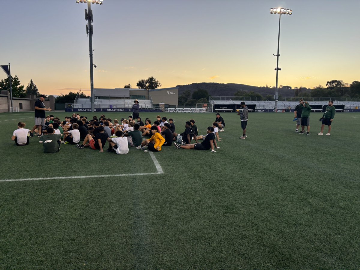 AY_BILT's tweet image. Amazing Session #4 of our BILT CA Team Camp, with four great teams out here in Thousand Oaks, CA @MtRidgeFootball @EFHSWolvesFB @PeoriaPantherFB @CSFalconsFB @djohnson4100