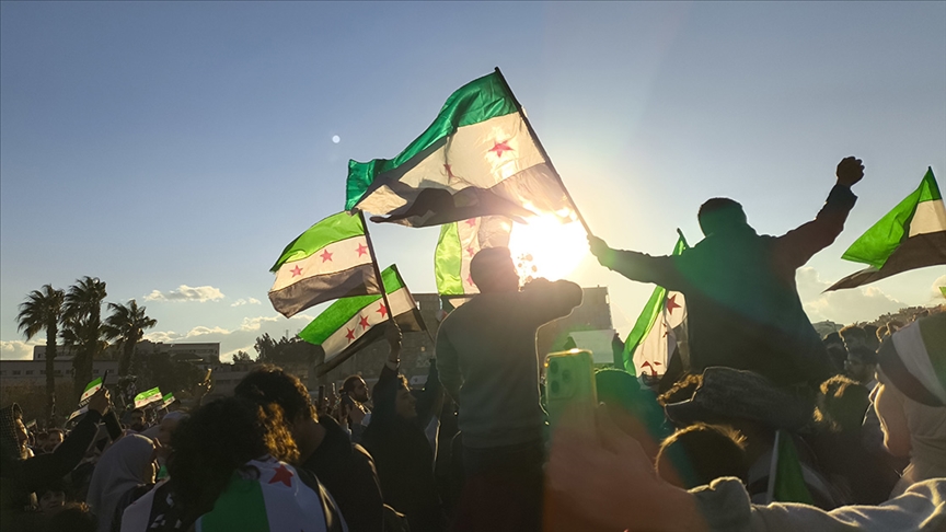 VOME_TR's tweet image. Anadolu Ajansına konuşan Suriye Dışişleri Bakanlığı yetkilisi Kuteybe İdlibi, ABD ve Fransa'nın, Suriye’nin birliğini koruyacak adımların tamamlanmasının gerekliliğine inandığını söyledi.
İdlibi'ye göre 10 Mart’ta SDG ile imzalanan anlaşmanın uygulanmasında herhangi bir…