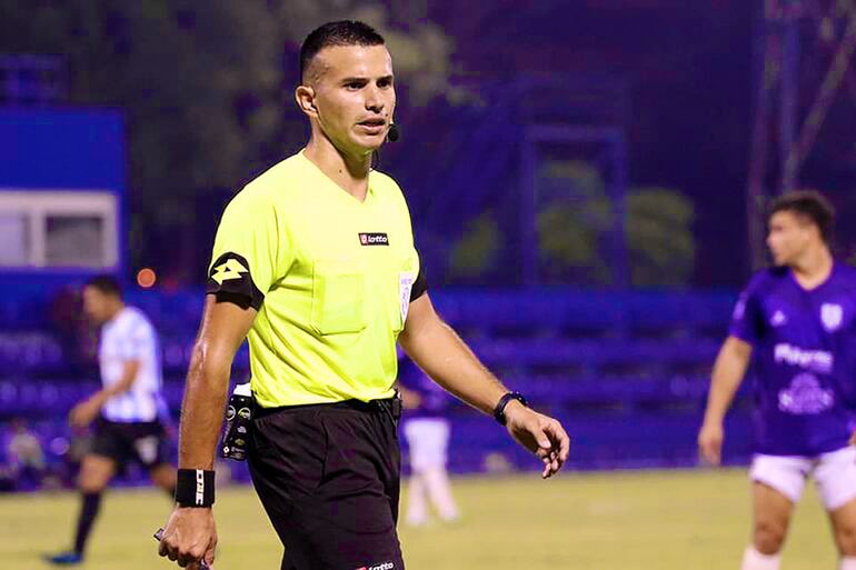 Vergüenza el arbitraje de Derlis Benítez, desde que inicio el partido totalmente errado en sus decisiones, hizo de todo para sacar del partido a los jugadores del Sportivo Luqueño.

Sacó 9 Tarjetas Amarillas y 2 Tarjetas Rojas a los jugadores Sportivo Luqueño. 

Debido a esto el