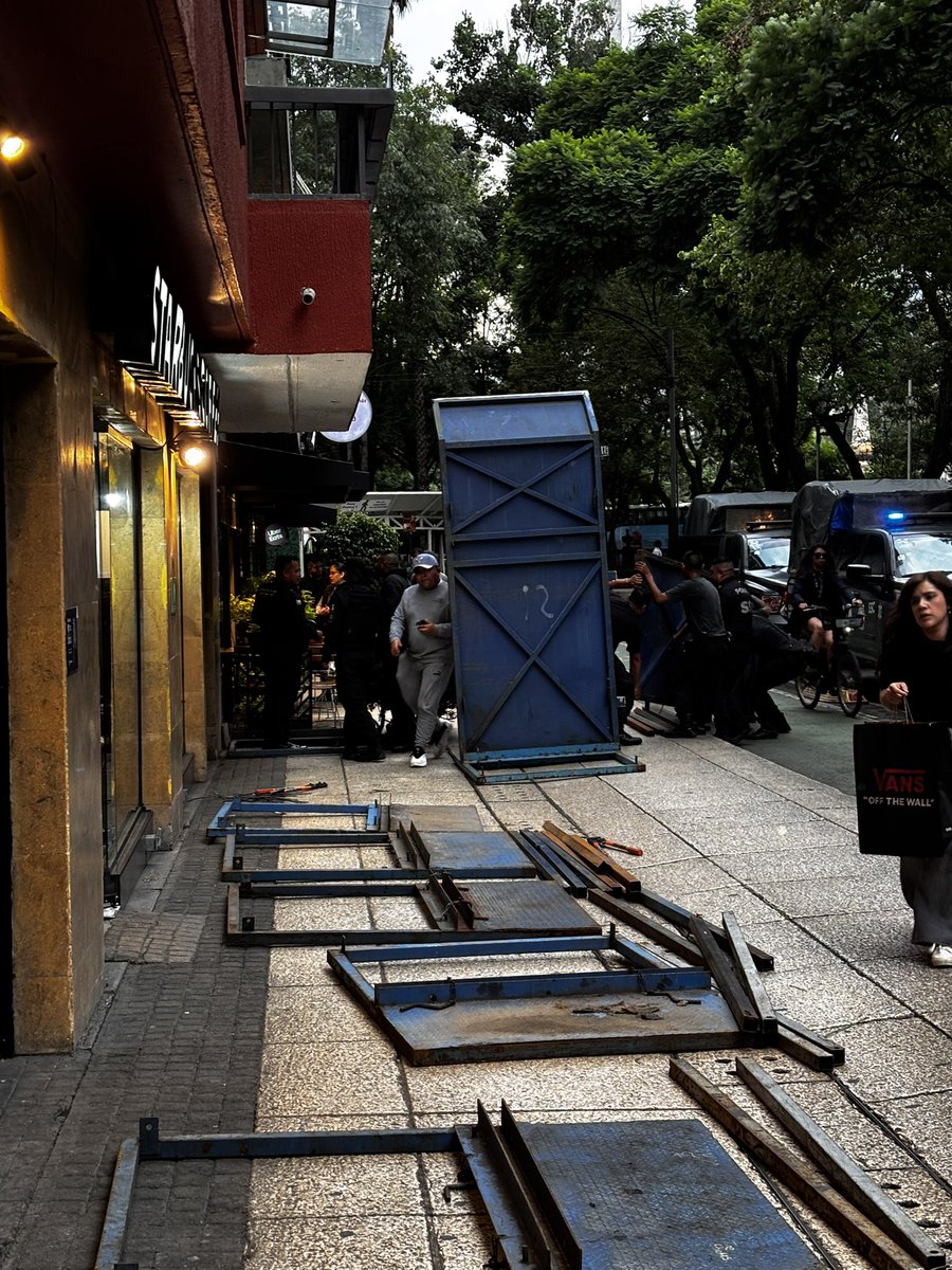 La <a href="/SSC_CDMX/">SSC CDMX</a> empieza a colocar vallas en negocios ubicados sobre la avenida Reforma, previo a la tercera marcha contra la gentrificación, programada para este sábado 26 de julio. Está programada para las 14:00 horas.  #CDMX