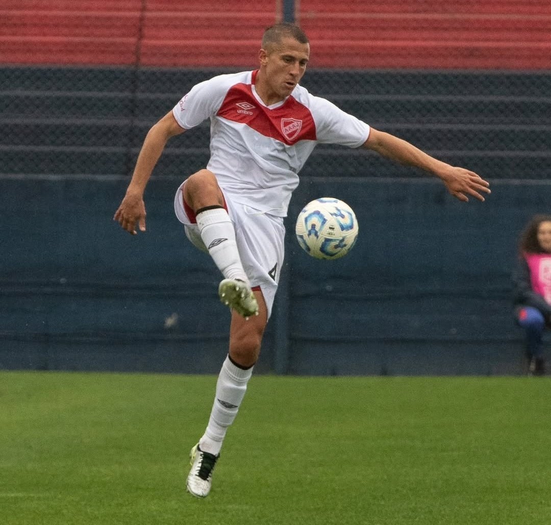 VSportsTM's tweet image. Una de las mejores noticias de la semana: Luciano Sánchez, aquel futbolista de Argentinos que sufrió una grave lesión por una infracción de Marcelo en la Libertadores, volvió a jugar un partido no amistoso luego de dos años. Fue en el cotejo de Reserva entre el Bicho y Tigre 💪❤️