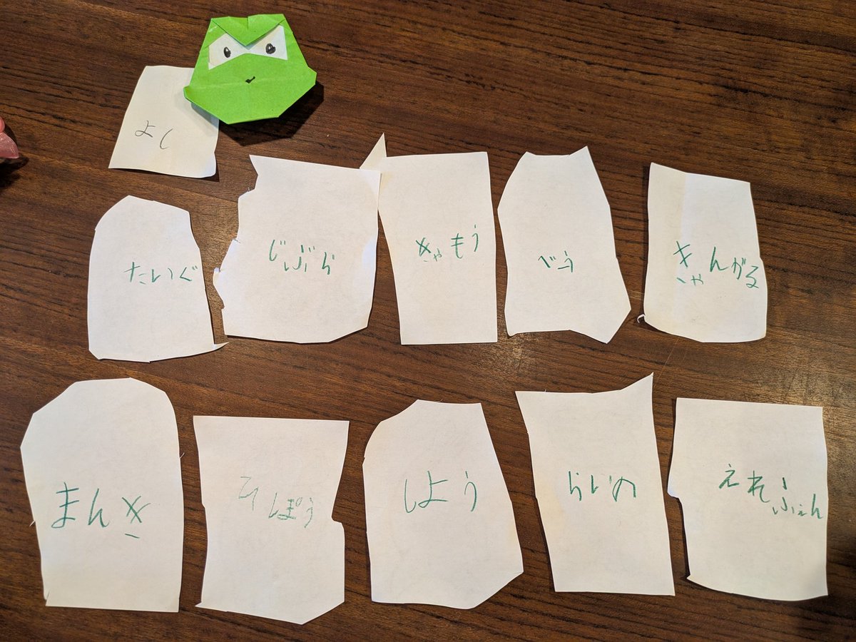 Minnieko555508's tweet photo. おうち英語育ちの6歳が、パパの為に動物の名前の読みがなを書いてあげるとこうなる🖊️

何の動物たちでしょうか？ https://t.co/joPF5JEsOs