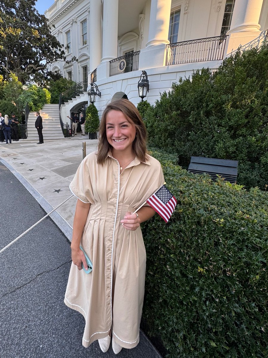 AFPLouisiana's tweet image. 👣It all starts with one small step…
Clara Morrison took hers with AFP-Louisiana—knocking doors, building coalitions, and fighting for freedom.
Today, she stood at the White House as part of @AFPhq's national team and met the @POTUS .
Clara believes in a freer, stronger…
