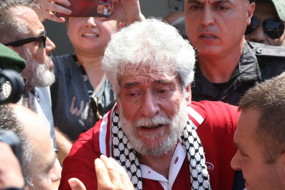 VOME_TR's tweet image. Fransa'da İsrail devletini temsil eden diplomatlara karşı eylemlere karıştığı iddiasıyla 40 yıldır esir tutulan Georges Ibrahim Abdallah, hapisten çıkıp Lübnan'a döndükten sonra İslam ülkelerine seslenerek 1 milyon kişinin Gazze sınırına akın etmesi halinde katliamın duracağını…