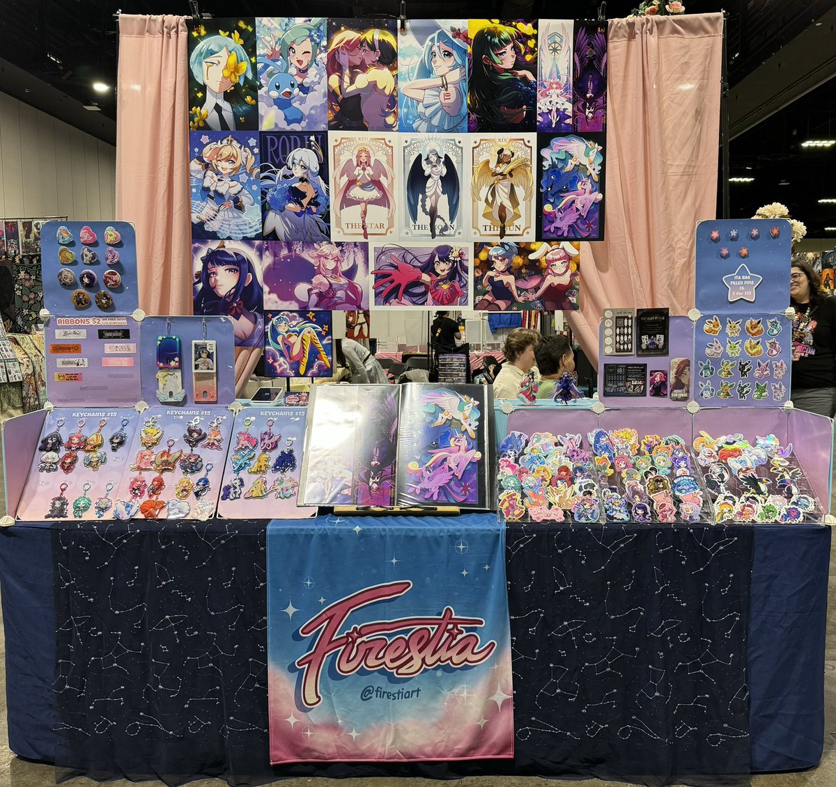 firestiart's tweet image. Thank you for a great first day, Metrocon!! Everyone was so lovely and sweet ๐
Iโm sorry if my booth is picked clean by Sunday- I severely understocked for this con ๐ญ yโall are feral! (Lovingly)