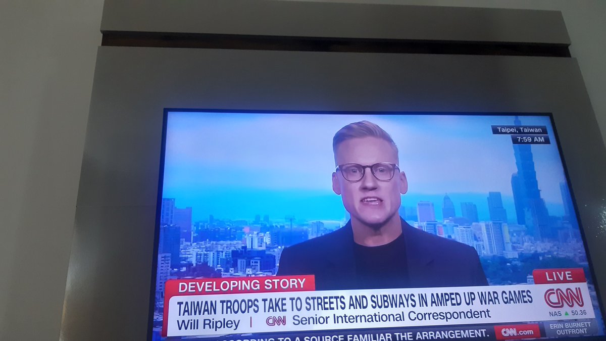 BeckPosidon's tweet image. #CNN 40 million followers #CNNOutFront #ErinBurnett