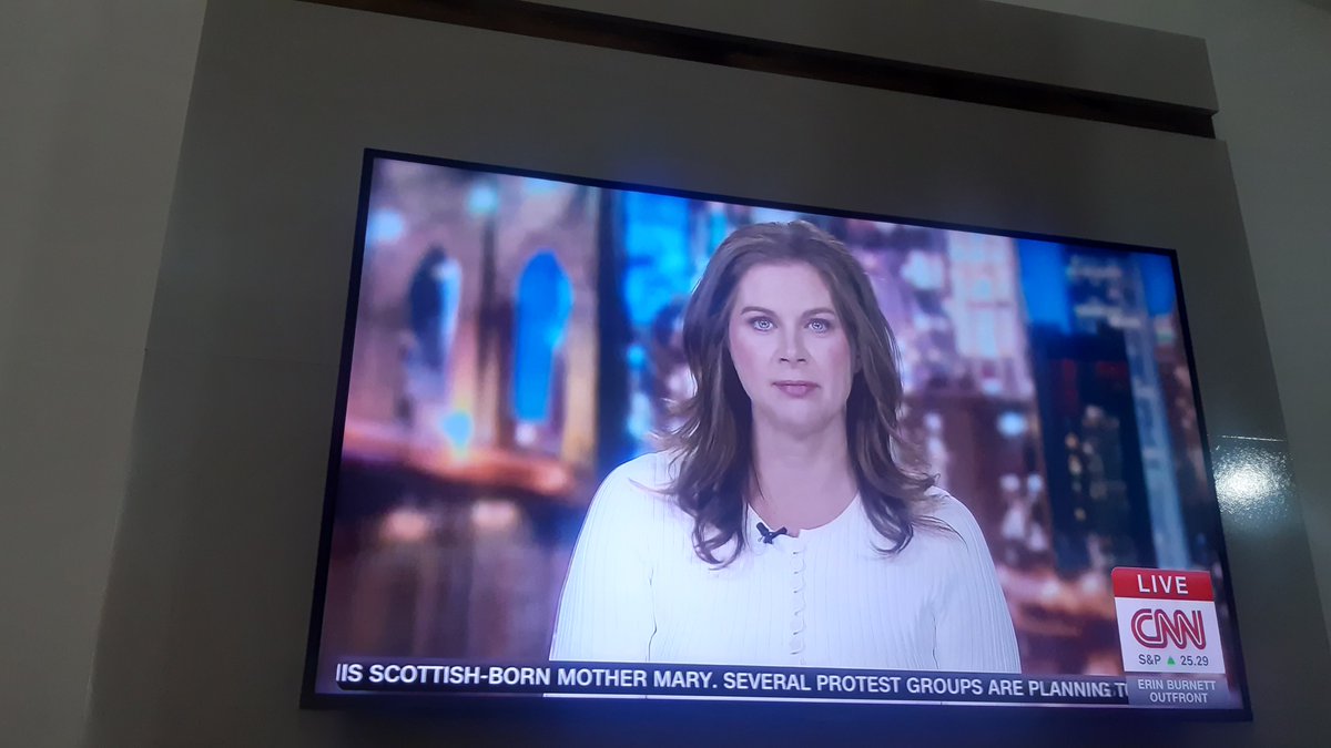 BeckPosidon's tweet image. #CNN 40 million followers #CNNOutFront #ErinBurnett