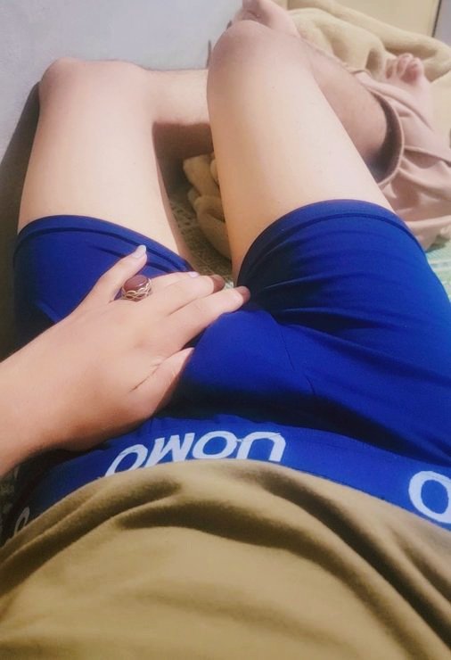 والله أني مخزن لحالي 
من يجي ريحه زبي حلو ناعم وكبير
نفسي بورع