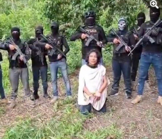 Erika_Velasco_'s tweet image. A Irma Hernández la secuestraron, la extorsionaron, la violentaron, 12 encapuchados con armas largas la hicieron grabar un video, ¿y qué dice la gobernadora de Veracruz, Rocío Nahle? Que murió “de un infarto”. Qué manera de minimizar el horror que se vive en este país. ¡Pff!