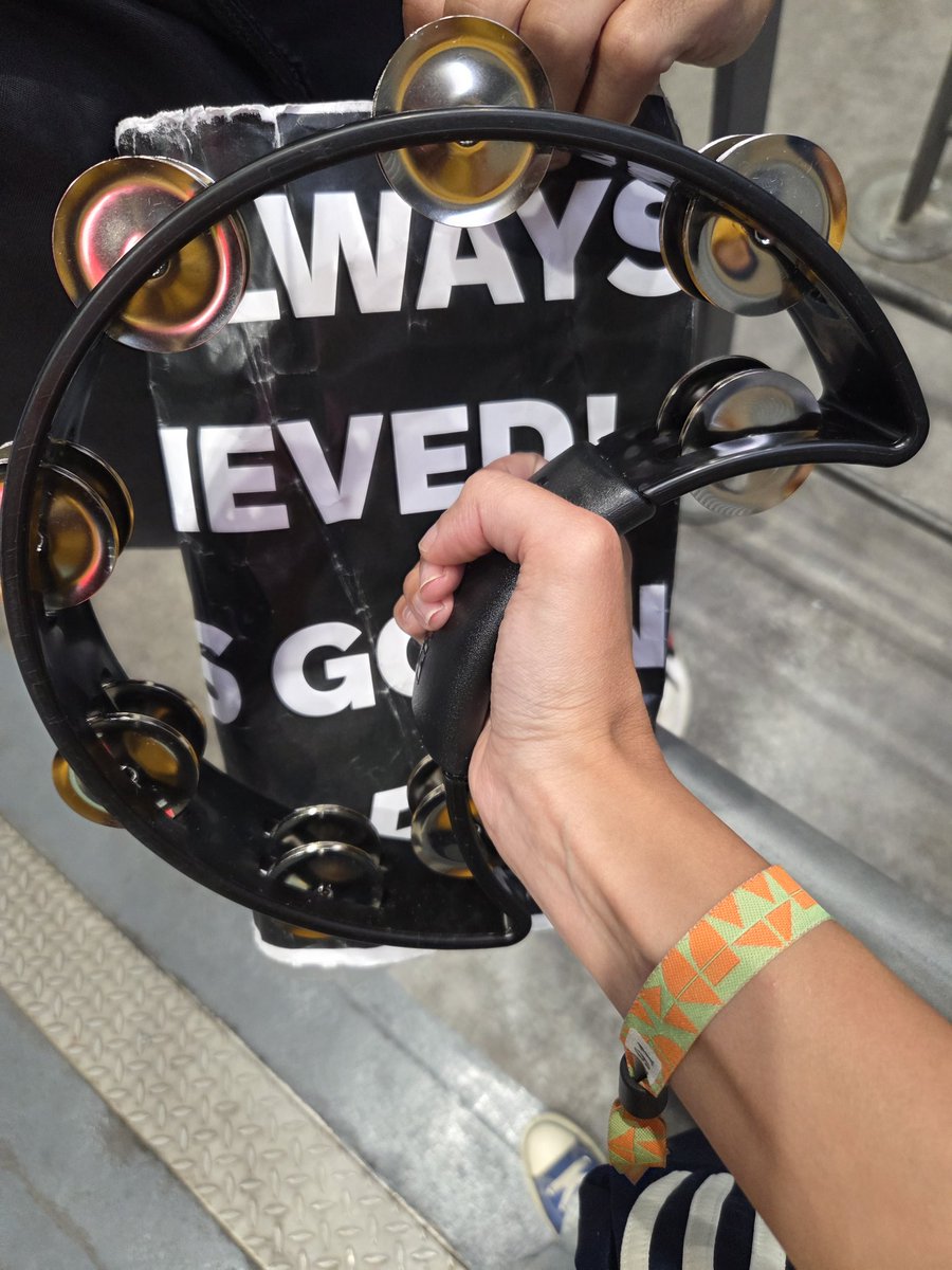 Diana Scotto 🇮🇹 (@diana89lg) on Twitter photo Yes! Thank you Liam ,for givin me your tambourine after reading my sign! <a href="/liamgallagher/">Liam Gallagher</a> ❤️ Yes! Thank you Liam ,for givin me your tambourine after reading my sign! <a href="/liamgallagher/">Liam Gallagher</a> ❤️