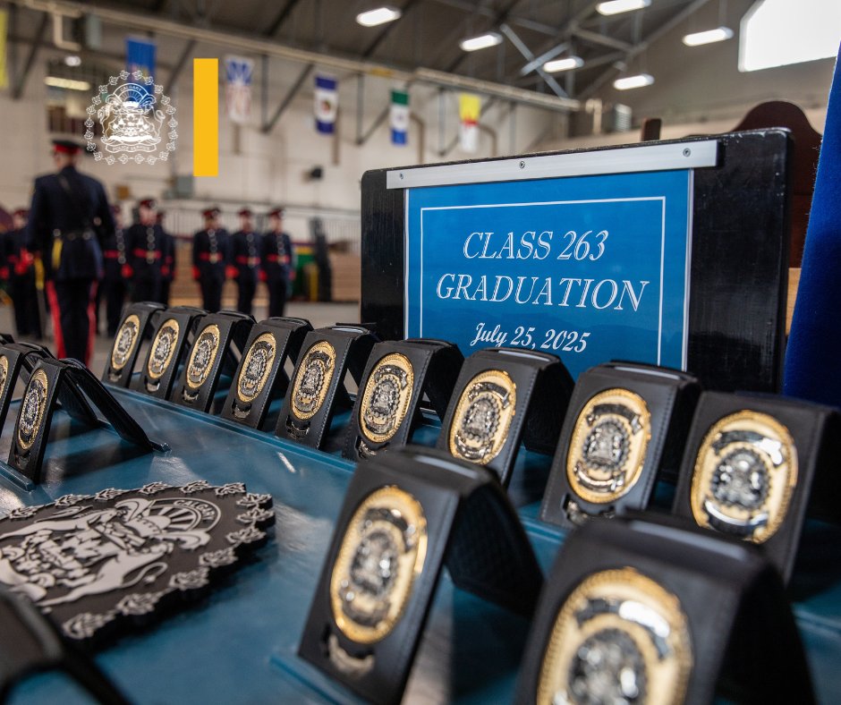 CalgaryPolice's tweet photo. 🎓 Today, we welcomed 23 new police officers from Class 263.
 
Highlights from Class 263 include:

📜 63% have completed post-secondary education. Fields of study include criminal justice, criminology, police studies, communications, nursing, kinesiology, planning & real estate development.

👮 Past job experience includes corrections officer, security, military, sheriff, firefighter, fitness coach, emergency management, & corporate leadership & development.

🗺️ 21% speak at least one language other than English, including Mandarin, French, German, Portuguese, Spanish, Punjabi, Hindi, Arabic & Urdu.
 
Throughout their 6 months of recruit training, the officers showed exceptional dedication & a true enthusiasm to make a difference in the community. Next week, they will become patrol members in our districts across the city they have been called to serve. 

#WeAreCPS #JoinCPS #YYC