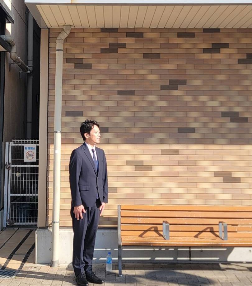 miora50871995's tweet image. 同じ駅立ちでも姿勢だけでこんなにも印象に差が出るんですね…

私もたぶん左側の写真のような姿勢になっている気がするので、これからは意識して生活しようと思います💦
#さいとう知事ありがとう