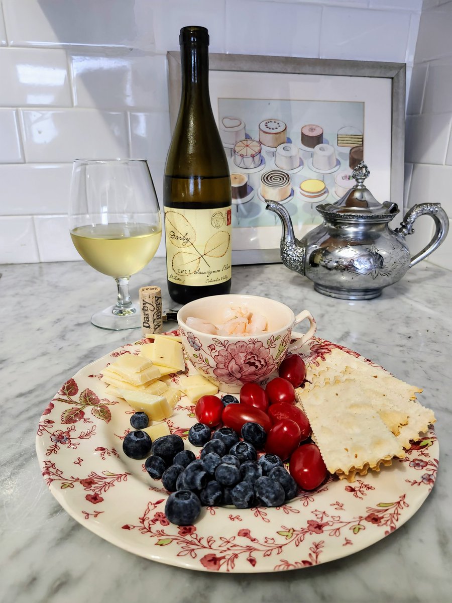 susaninseattle1's tweet image. Dinner goals! A fantastic Darby Sauvignon Blanc is the star tonight, perfectly complementing our parmesan cheese, shrimp, and tomatoes. And of course, blueberries and crackers for a little extra something. What are you having for dinner?