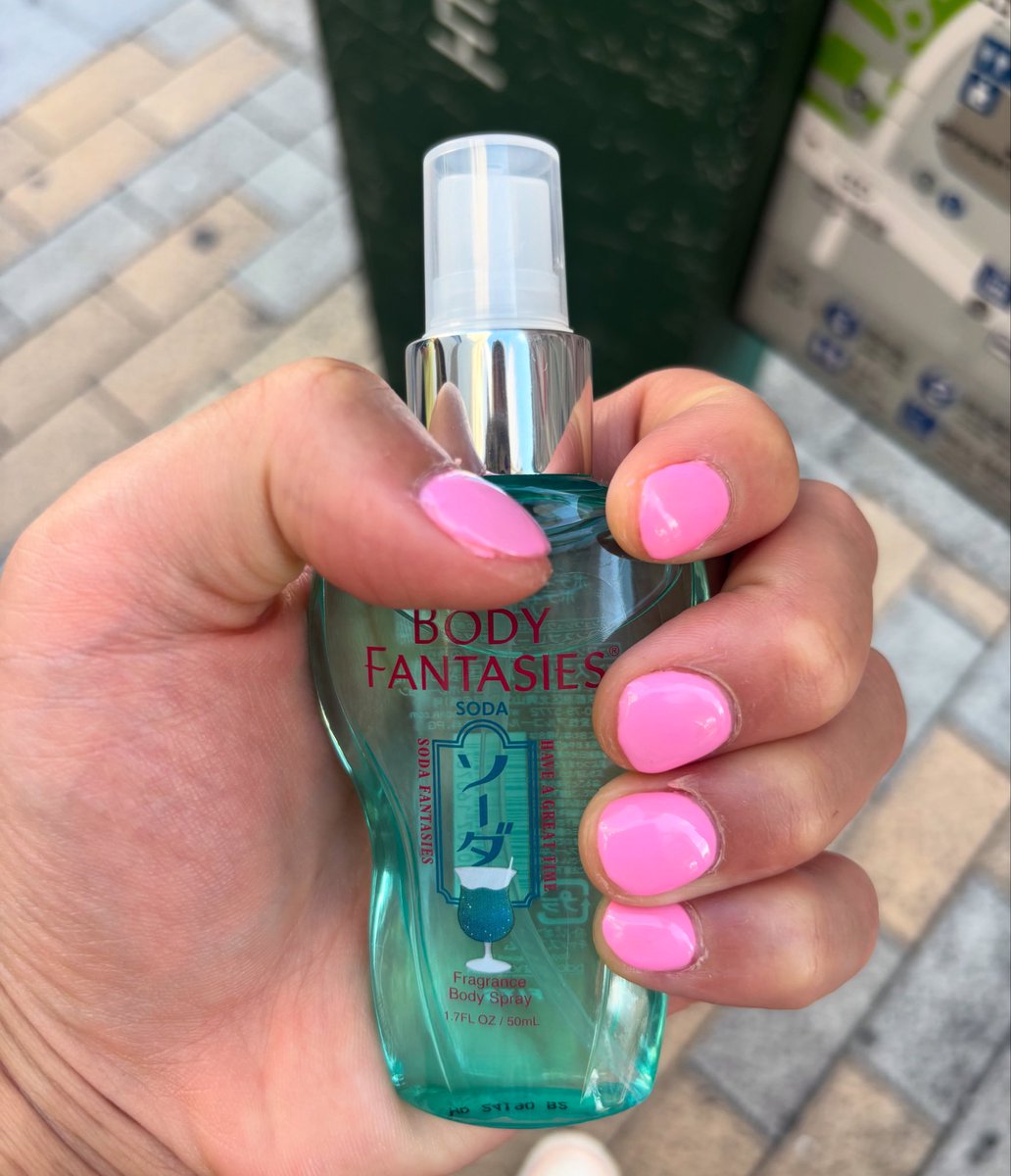Unicorn_naoyuki's tweet photo. 人生はよいちょまる🦄🦄
⭐️今日の投稿⭐️
ファッションショーの前に実は…ピンクのネイル💅
してました☺️
ピンクの単色のネイル初めて✨
意外と似合ってた
指☝️暑さで黒くなった…笑
#ネイル
#nail
#pink
#pinknail
#ハンドネイル
#ネイル好きな人と繋がりたい https://t.co/iXOXTmGSop