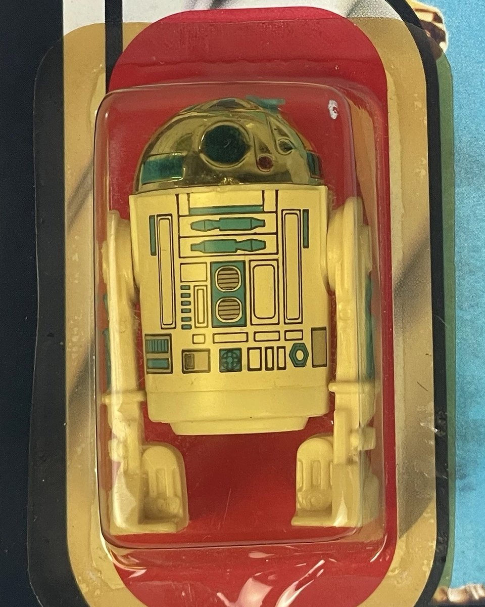 PadawanCollects's tweet image. R2-D2 (With Sensorscope) was first available in the 1981 Sears Exclusive Playset: Rebel Command Center and came in a white mailer box with the figure sealed in a Kenner baggie. Shown: 1983 ROTJ 65B Cardback
#actionfigures