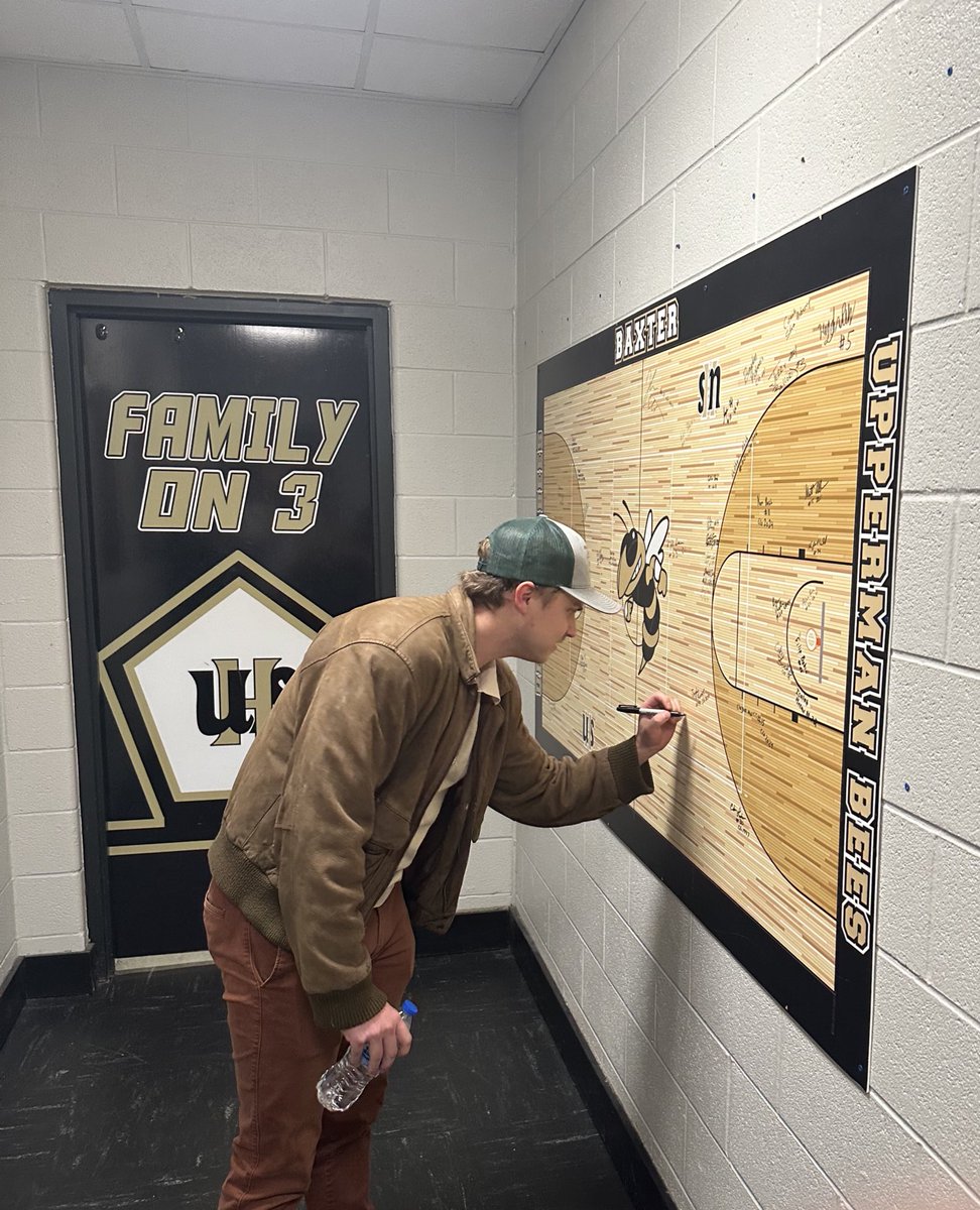 uppermanhoops's tweet image. Ben Guffey from the Class of 2016 is our next board signing feature. He holds the program record for most-threes in a game, won multiple MVP’s in his time as a Bee, and is known as one of the programs best shooters. Ben is also a member of the 1000pt club. #GoldStateOfMind