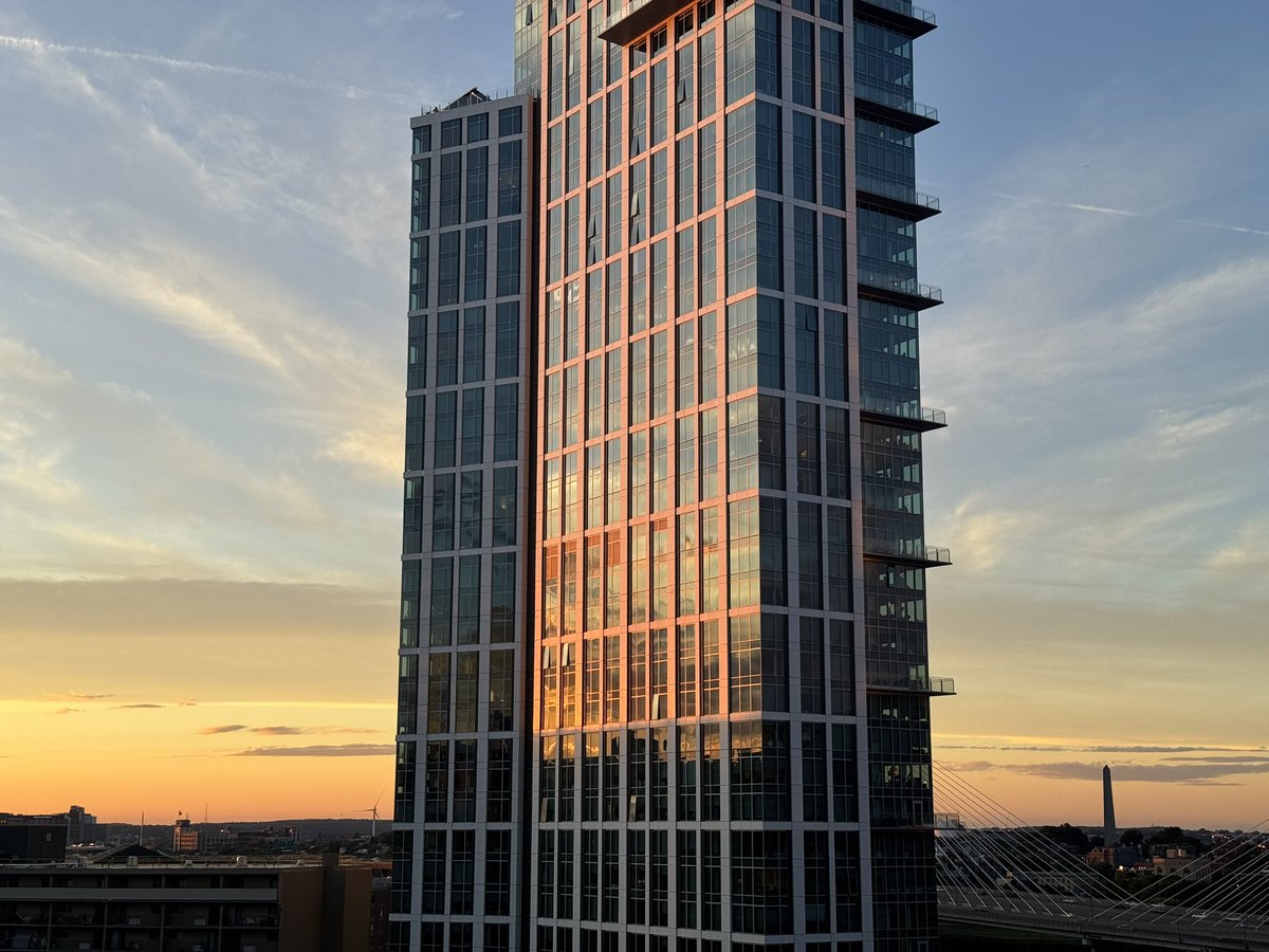 thebigmotz's tweet image. The balcony is in full swing. No edit on this photo. Keep it real. #StopAI