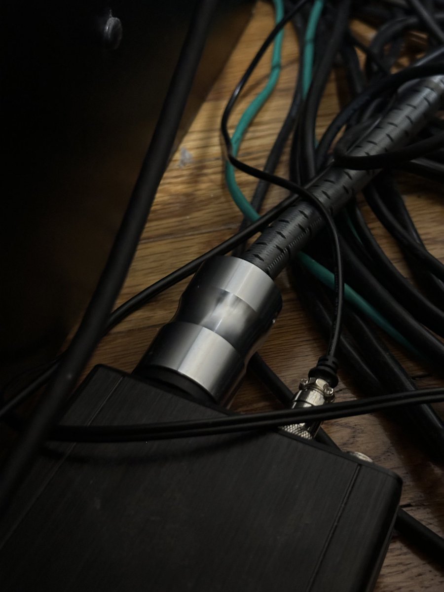 Takuya_Jazz's tweet image. オーディオインターフェースの電源入れ替えました!低音がキリッと絞まって音場がより広くなりました。
素晴らしい😄
ケーブル太いのは食べ過ぎです🌱
