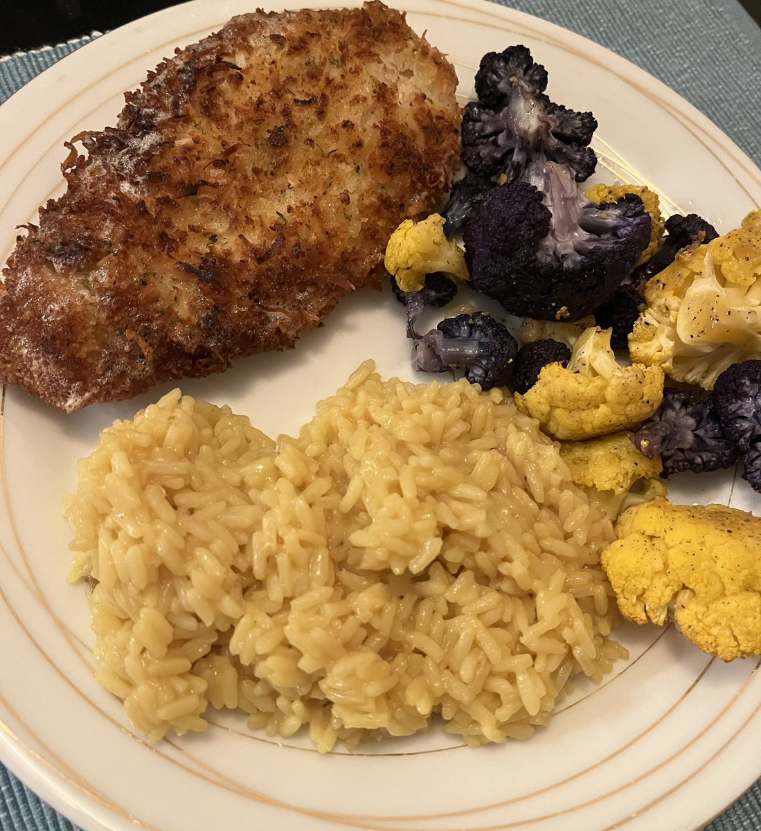 JacksonCollier's tweet image. New recipes are fun - this one’s a keeper!
Coconut chicken with a sweet heat sriracha mayo, roasted broccoli-flowers, and some seasoned yellow rice (Zatarain’s - easy).