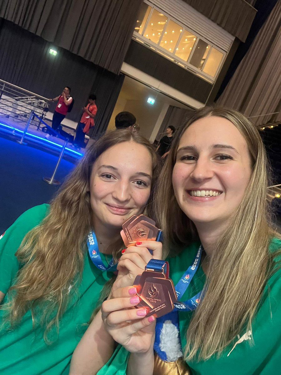 Sári és Zsuzsi az Universiade bronzéremmel. Gratulálunk!