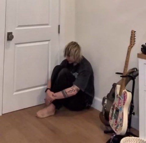 THE75SOS's tweet image. me rn
