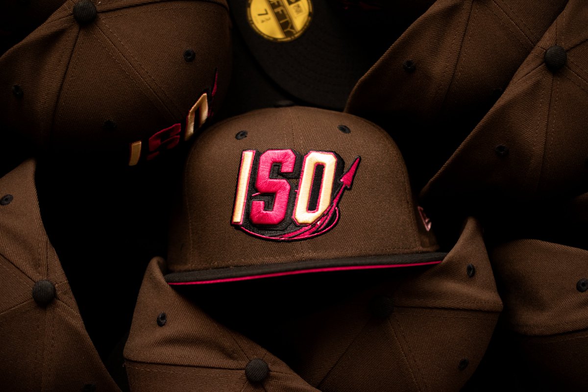 GawdofFrames's tweet image. Ayyyyy down to the final hat left.
Who got a big ass head and wear a sz 8?