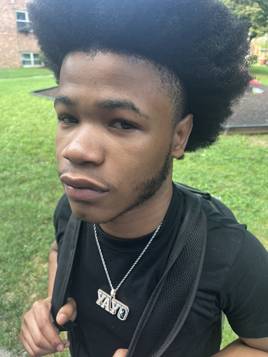 innduetime's tweet image. POV. When your mother forcing you to take back to school pictures 😂😂😂