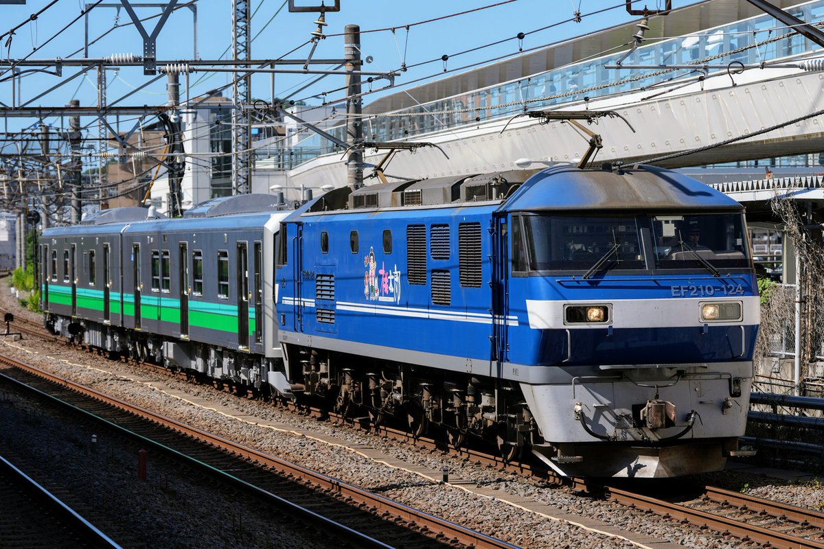 trainphoto2025's tweet image. 2025年7月26日
八高線用 HB-E220系2両 川崎車両出場甲種輸送(二日目)
EF210-124+HB-E221-7+HB-E222-7
大船
八高線用HB-220系も出場へ。
次の予定ありで、駅撮りでサクッと。