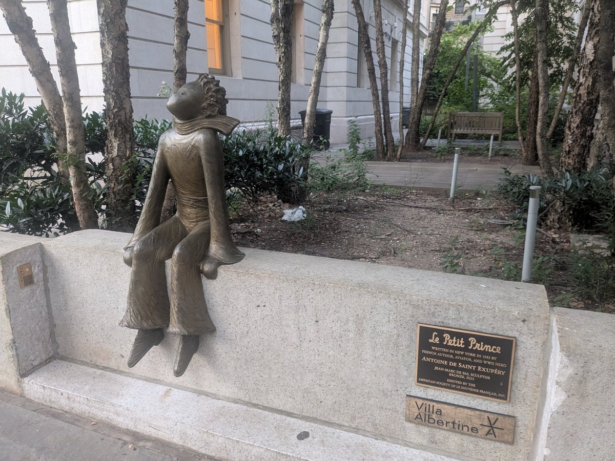 elethereal's tweet image. Walking past Le Petit Prince