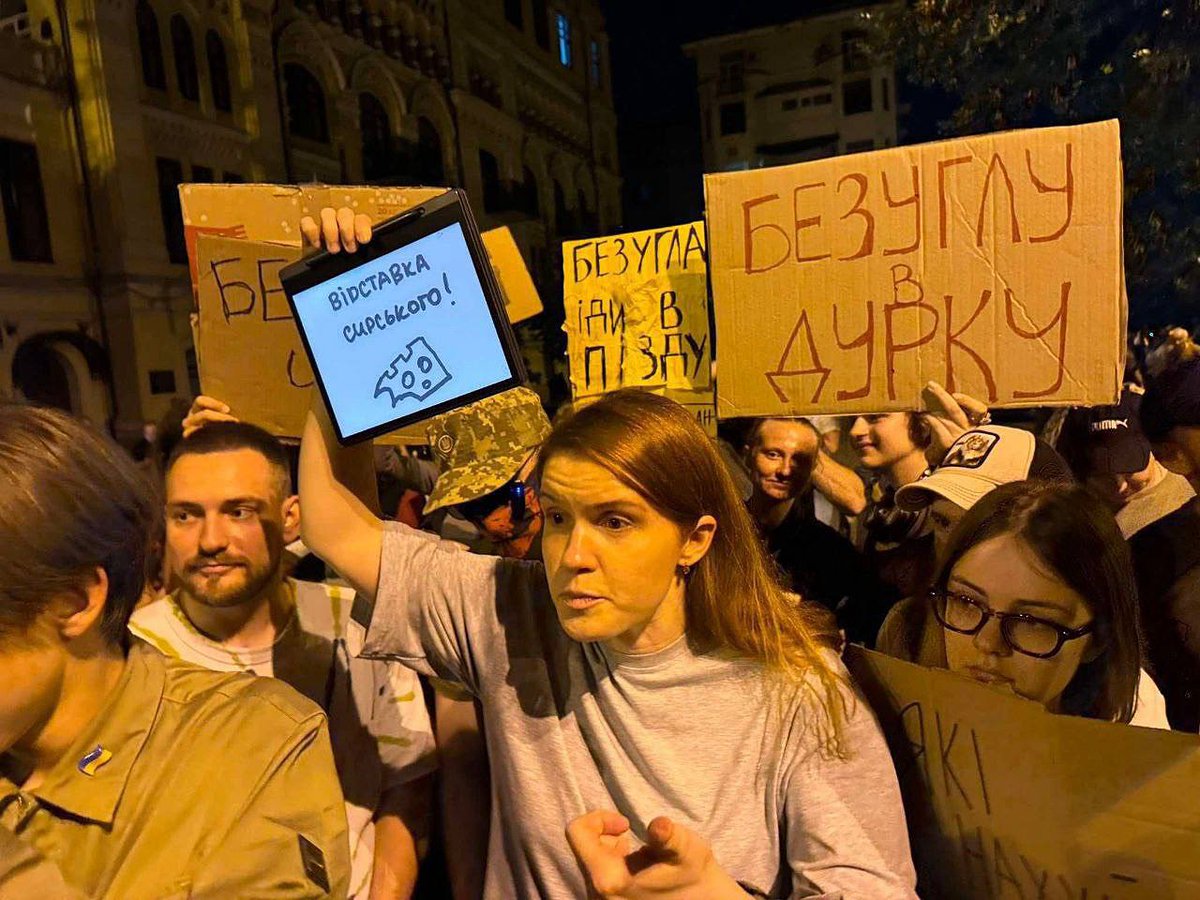 Deputy Maria Bezuglya, who went out yesterday to promote herself at a rally in Kiev, was spat in the face.😂😌