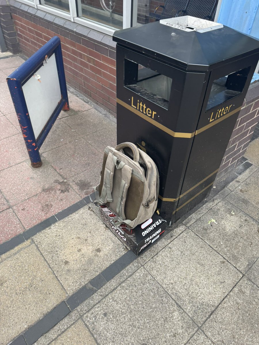 mwhitehousegb's tweet image. PSA!!!
can people please stop doing this!!!!!
It maybe ok in your head to leave bags but think of the bigger picture. You’re in a major transport interchange in London or any other City. We don’t see it as Oh it’s just a bag. We go straight to Oh Fuck It’s A BOMB…….. STOP…