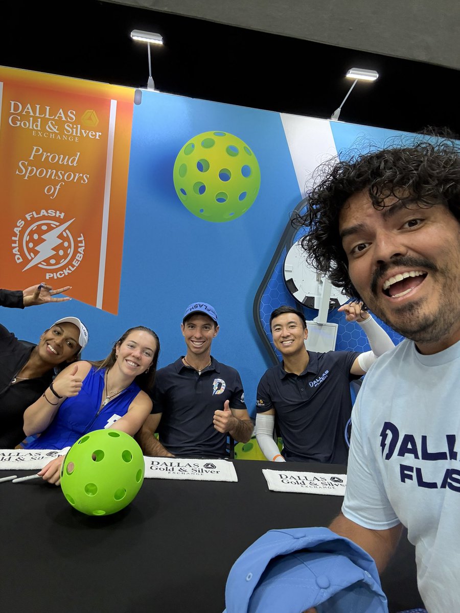 NicoTheLefty's tweet image. If you see any photos of me in flash mob gear just know they were taken against my will, I’m being blackmailed. I will get justice
But in all reality the @DallasFlashPB have been amazing hosts and even hooked me up with a signed hat for their #1 fan who couldn’t make it, my…