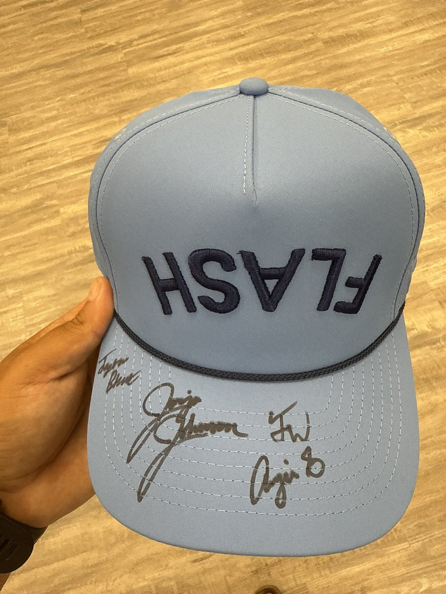 NicoTheLefty's tweet image. If you see any photos of me in flash mob gear just know they were taken against my will, I’m being blackmailed. I will get justice
But in all reality the @DallasFlashPB have been amazing hosts and even hooked me up with a signed hat for their #1 fan who couldn’t make it, my…