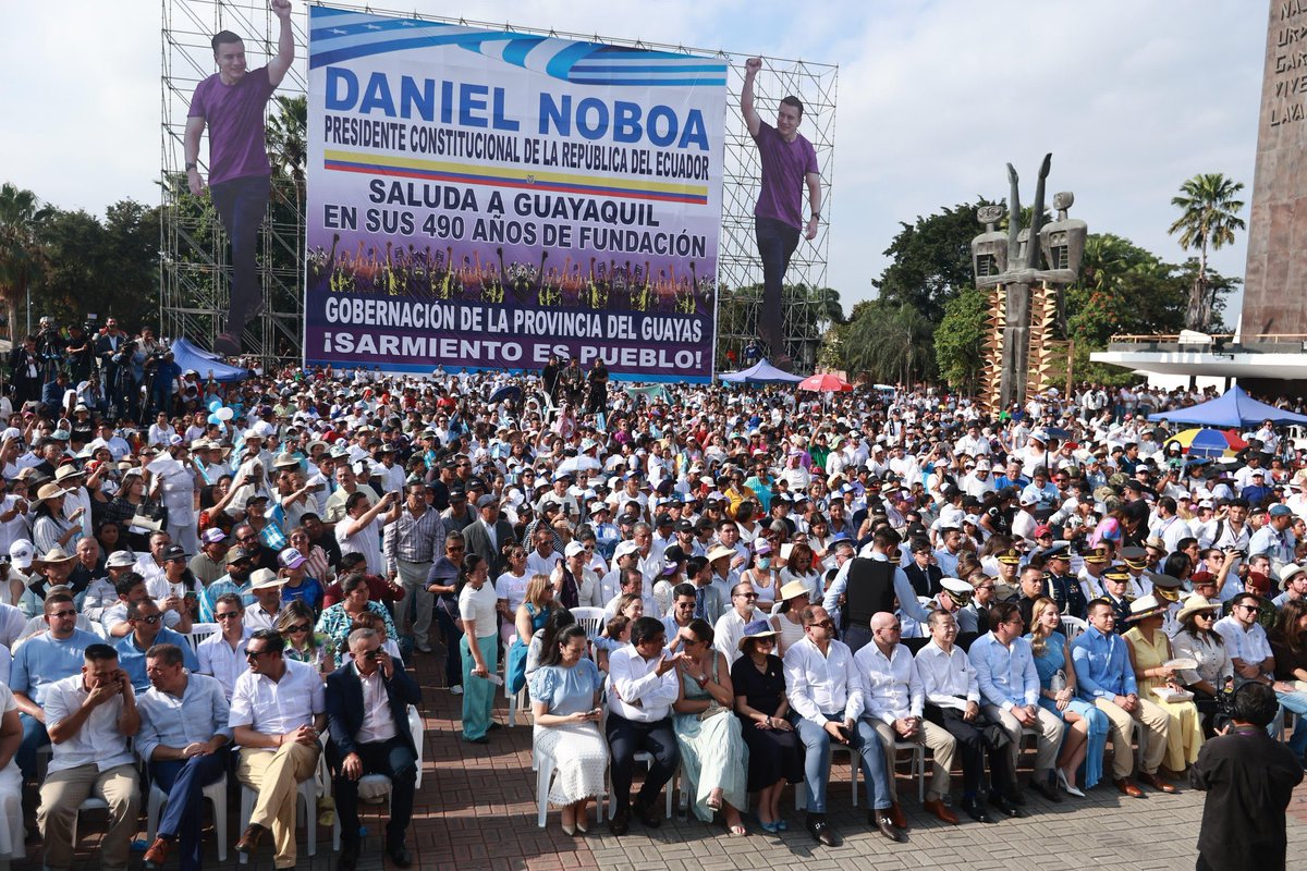 EduSuperiorEc's tweet image. La Perla del Pacífico celebra sus 490 años con arte, cultura y música en el festival #EsTiempoDeGuayaquil.
El presidente @DanielNoboaOk presidió el evento, acompañado de nuestro secretario @cesarvasquez_ec, autoridades del Ejecutivo y el entusiasmo de cientos de ciudadanos.🎶👏