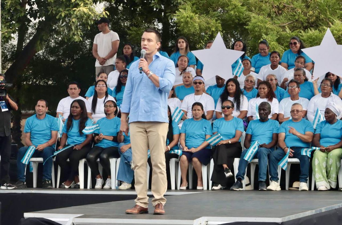 EduSuperiorEc's tweet image. La Perla del Pacífico celebra sus 490 años con arte, cultura y música en el festival #EsTiempoDeGuayaquil.
El presidente @DanielNoboaOk presidió el evento, acompañado de nuestro secretario @cesarvasquez_ec, autoridades del Ejecutivo y el entusiasmo de cientos de ciudadanos.🎶👏