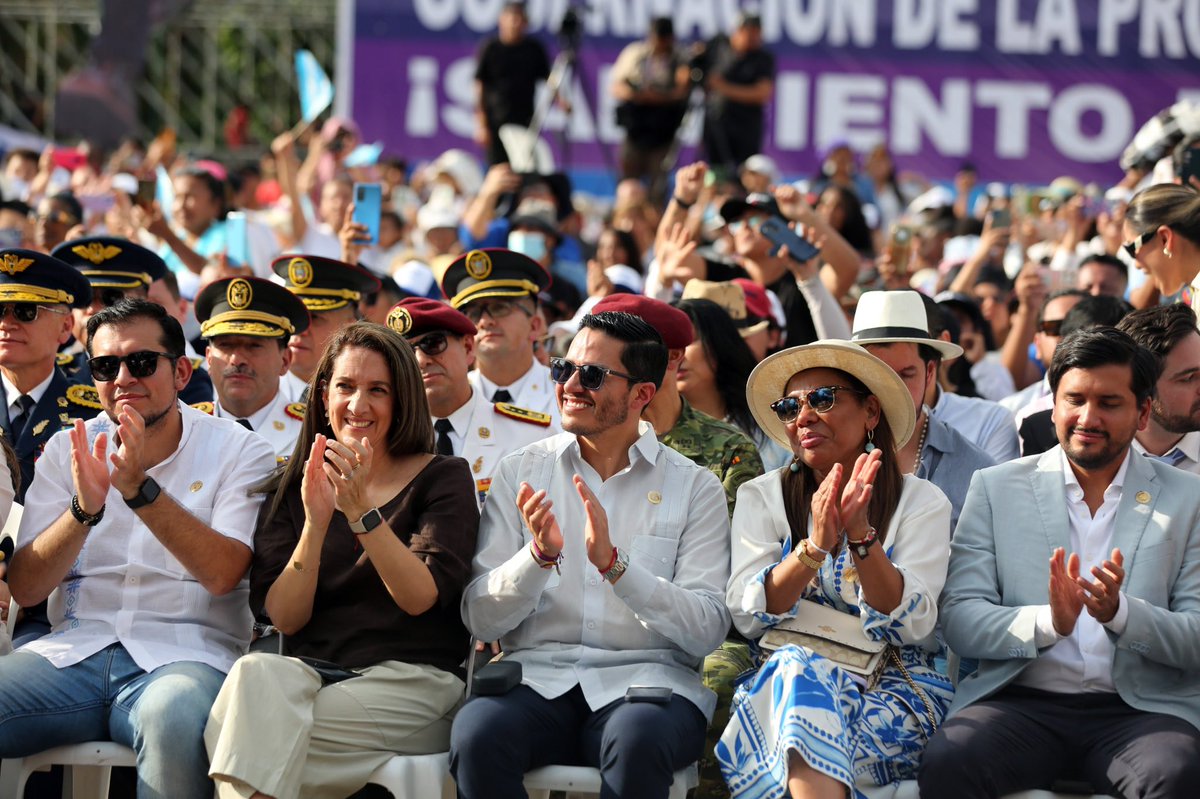 EduSuperiorEc's tweet image. La Perla del Pacífico celebra sus 490 años con arte, cultura y música en el festival #EsTiempoDeGuayaquil.
El presidente @DanielNoboaOk presidió el evento, acompañado de nuestro secretario @cesarvasquez_ec, autoridades del Ejecutivo y el entusiasmo de cientos de ciudadanos.🎶👏