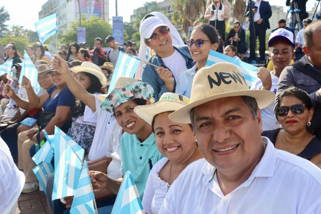 EduSuperiorEc's tweet image. La Perla del Pacífico celebra sus 490 años con arte, cultura y música en el festival #EsTiempoDeGuayaquil.
El presidente @DanielNoboaOk presidió el evento, acompañado de nuestro secretario @cesarvasquez_ec, autoridades del Ejecutivo y el entusiasmo de cientos de ciudadanos.🎶👏
