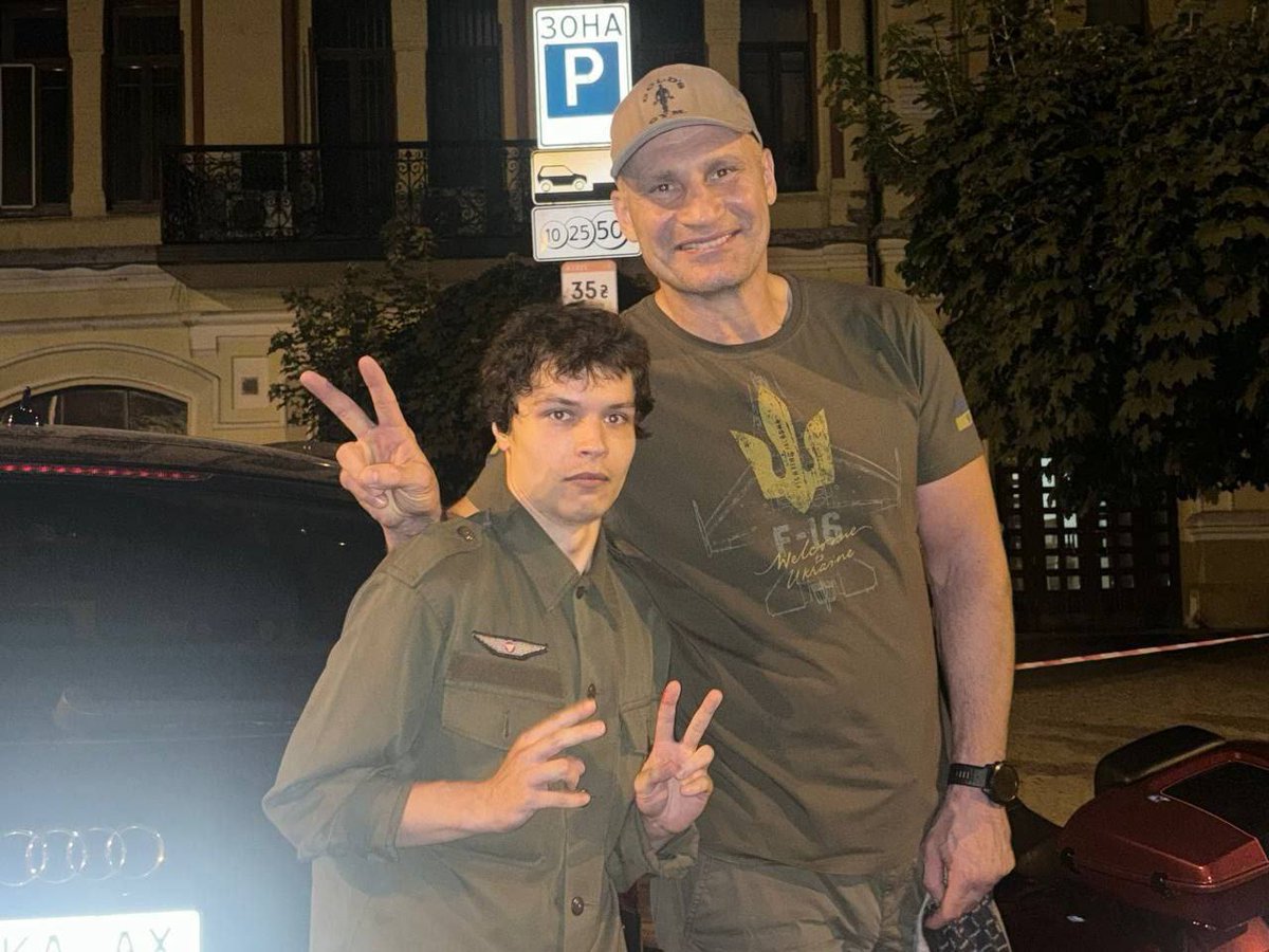 A criminal case is being prepared against Kyiv Mayor Vitalik "Tsytsyron" Klitschko who took part in protests that began due to restrictions on the rights of anti-corruption agency. Tsytsyron can always say that he was just passing by &amp; took a photo with a random passerby.😂🤗