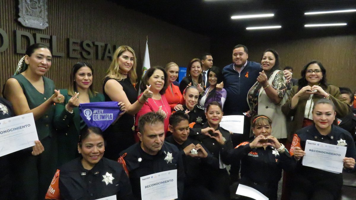 📸 Con la presencia de Idamis Pastor Betancourt, Fiscal General del Estado y Rosa Isela Sánchez Soya, titular de la <a href="/CDHPuebla/">CDH Puebla</a>, la Diputada Laura Artemisa García Chávez hizo entrega de reconocimientos a elementos de la Unidad de Atención Inmediata a las Mujeres de la Secretaría