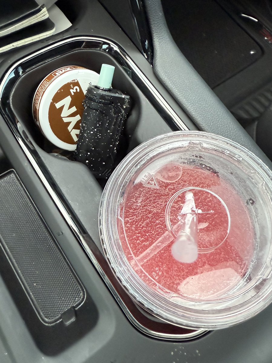 oldirtydangles's tweet image. Ziploc ziploc bag of kush double cup full of drank