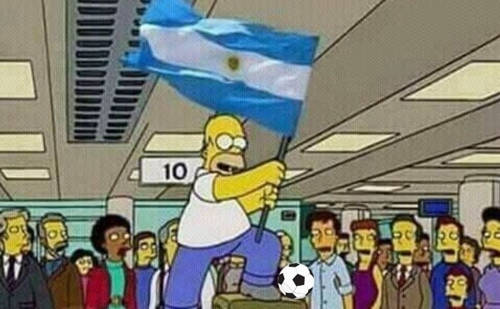 alecook99's tweet image. Hay una mujer enseñándole el himno nacional a su nena en el bondi