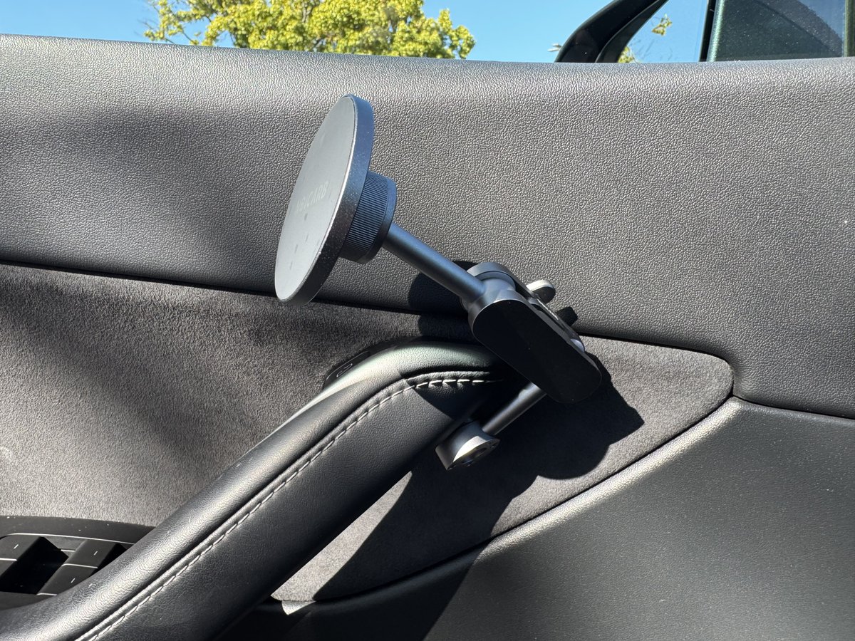 DhalgrenMarquis's tweet image. I’m sorry @JowuaLife 

I found a better MagSafe mount for my @Tesla , than any I’ve ever used, and you need to make your own version. Please. My last 2 were from you.

It replaces the screw in the door handle with a longer one to attach this. It’s sturdy, and amazing.