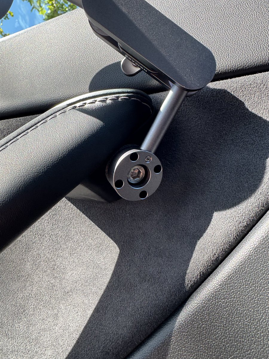 DhalgrenMarquis's tweet image. I’m sorry @JowuaLife 

I found a better MagSafe mount for my @Tesla , than any I’ve ever used, and you need to make your own version. Please. My last 2 were from you.

It replaces the screw in the door handle with a longer one to attach this. It’s sturdy, and amazing.