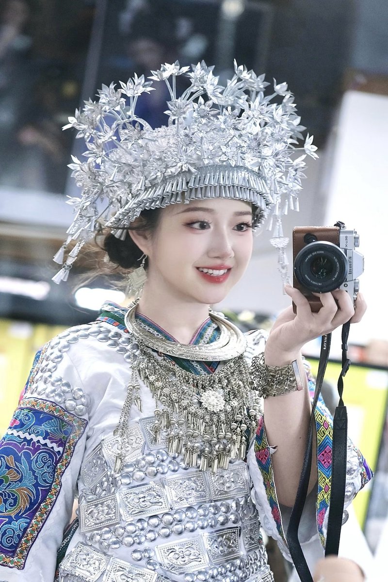 yangjieshu83493's tweet image. 我出不了苗寨,你带一只蝴蝶走吧🦋
喜欢银饰相触时的叮铛声,像清透的月光悄悄凑向苗寨的银铃,似碰未碰时漾开轻响,羞赧的欲言又止里,藏着满溢的温柔
#民族风 #民族服饰 #总要拍一次苗服吧 #苗疆少女 #贵州和广西相比 #贵阳太好吃了